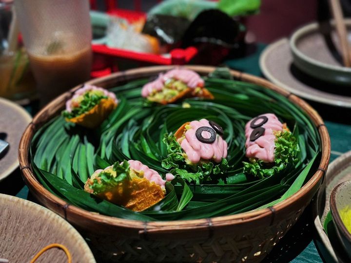 Making friends with salad: a night at Ưu Đàm Chay